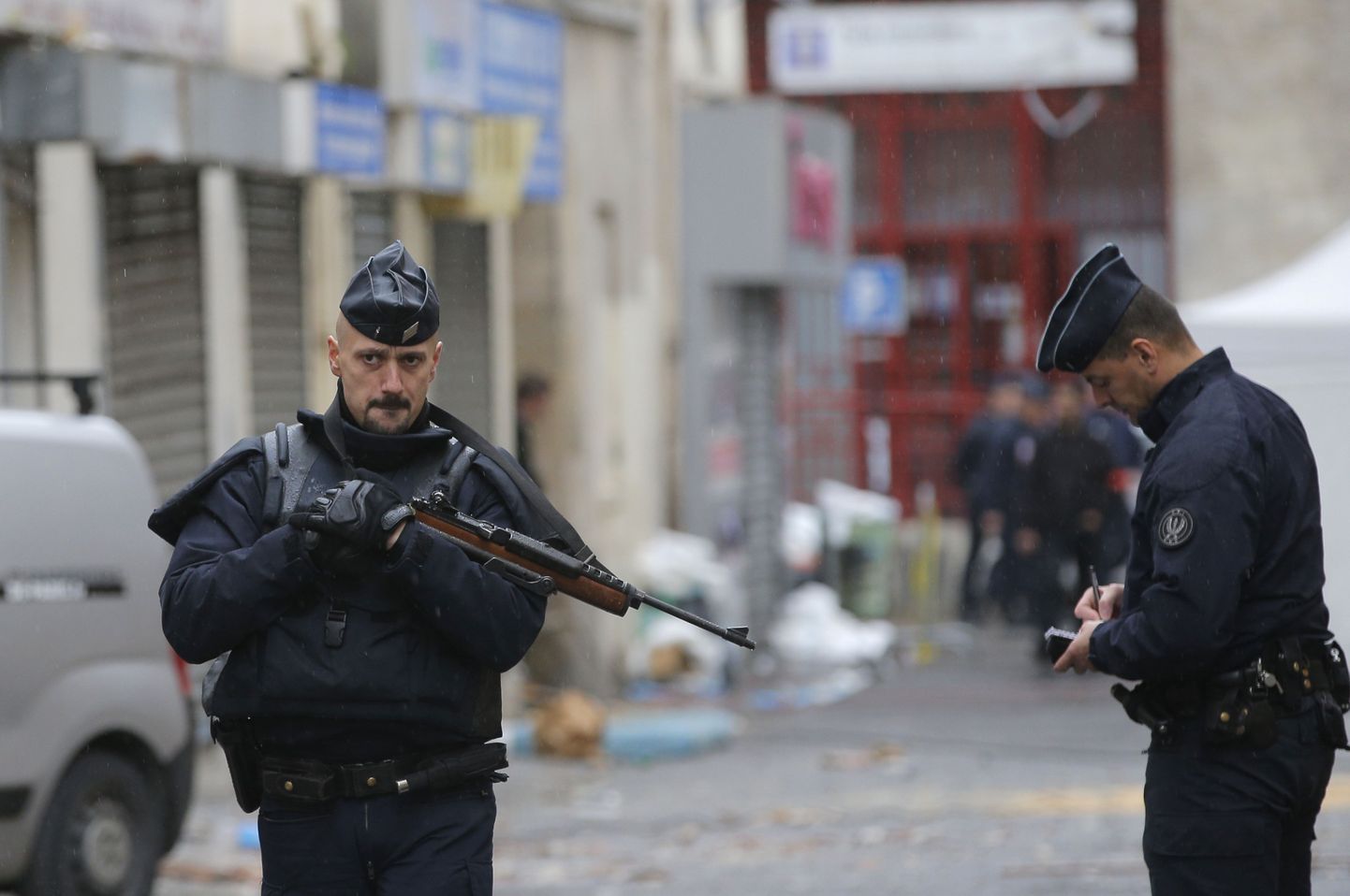 Politsei patrullib Pariisi eeslinnas Saint-Denis's.