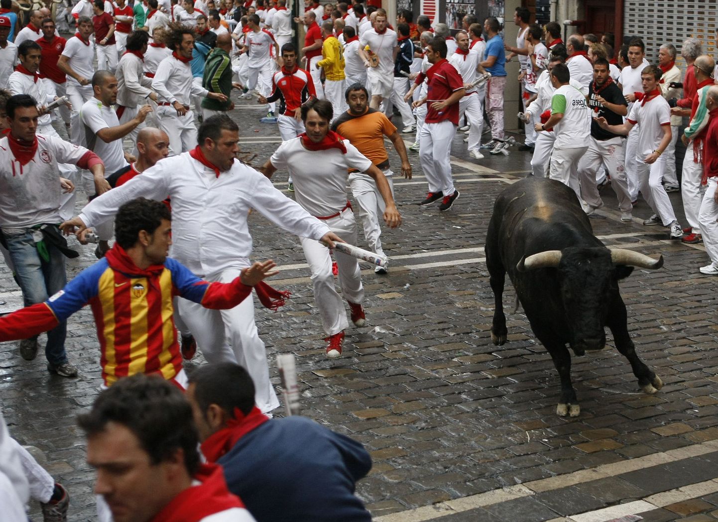 Härg ja härjajooksjad täna Pamplonas.