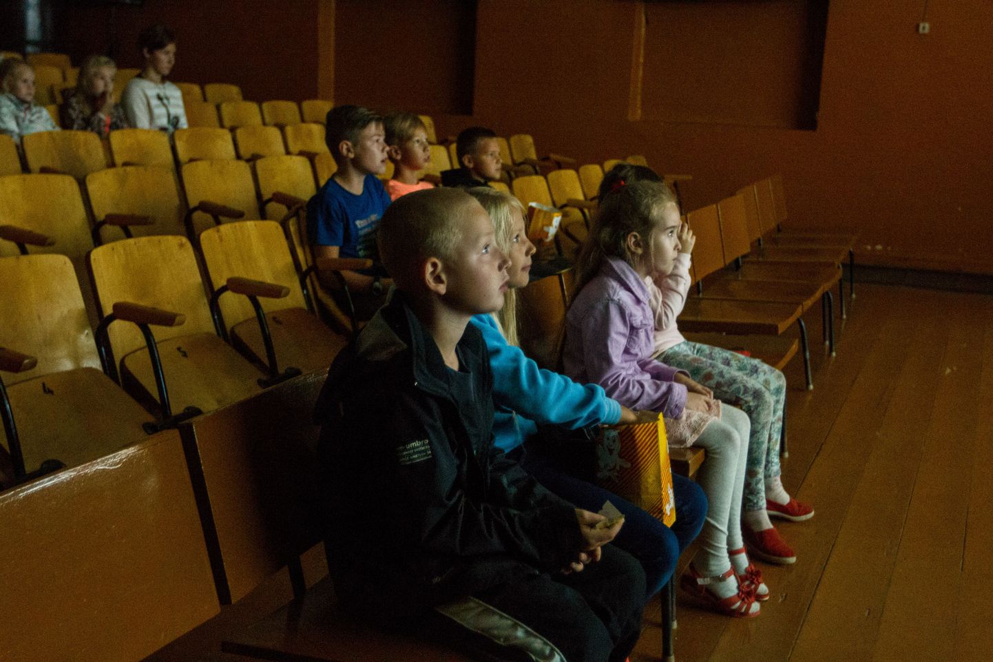 Tõrva kinomaja Koit sünnipäev. Lapsed vaatamas kino.