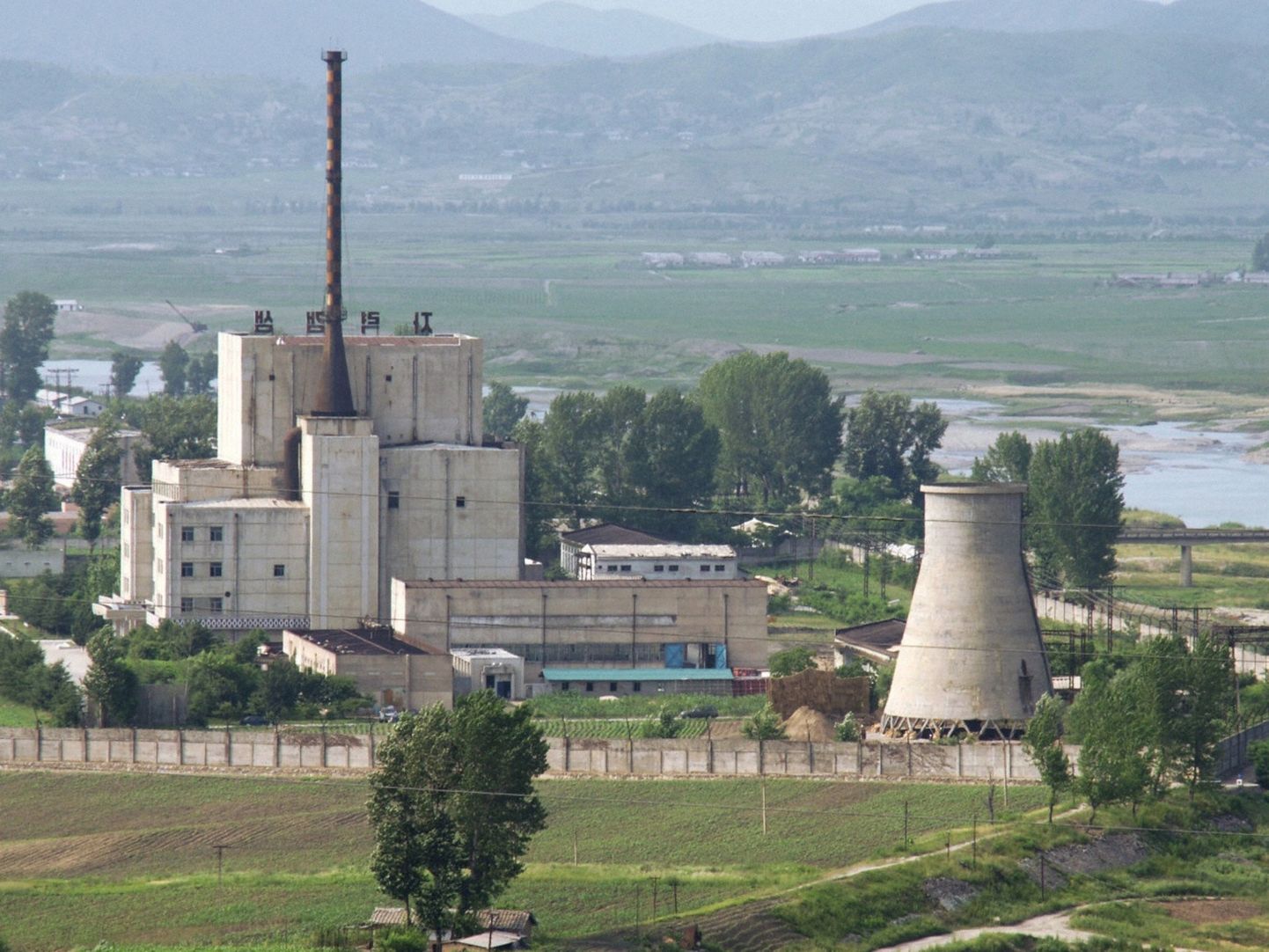Põhja-Korea tuumajaam 2007. aastal enne jahutustorni lammutamist.