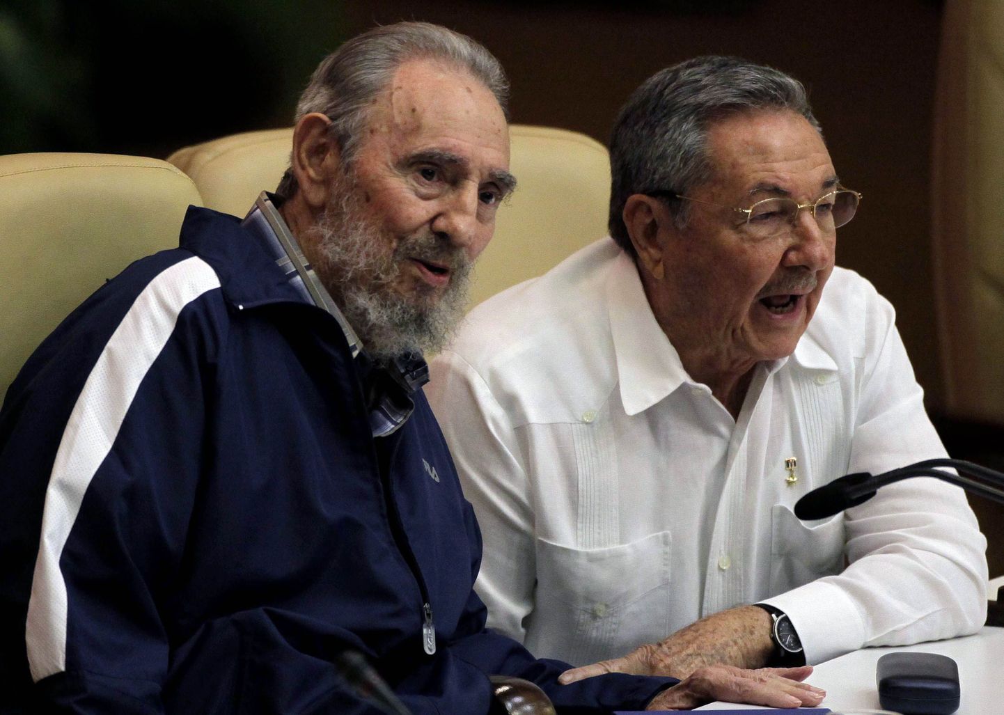 Fidel Castro (vasakul) koos oma noorema venna Raúl Castroga täna Havannas lõppenud kommunistliku partei kongressil.