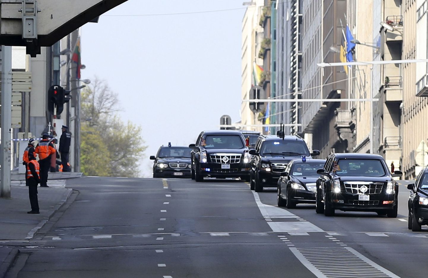 Belgia politseinikud saadavad Barack Obama korteeži Brüsselis.