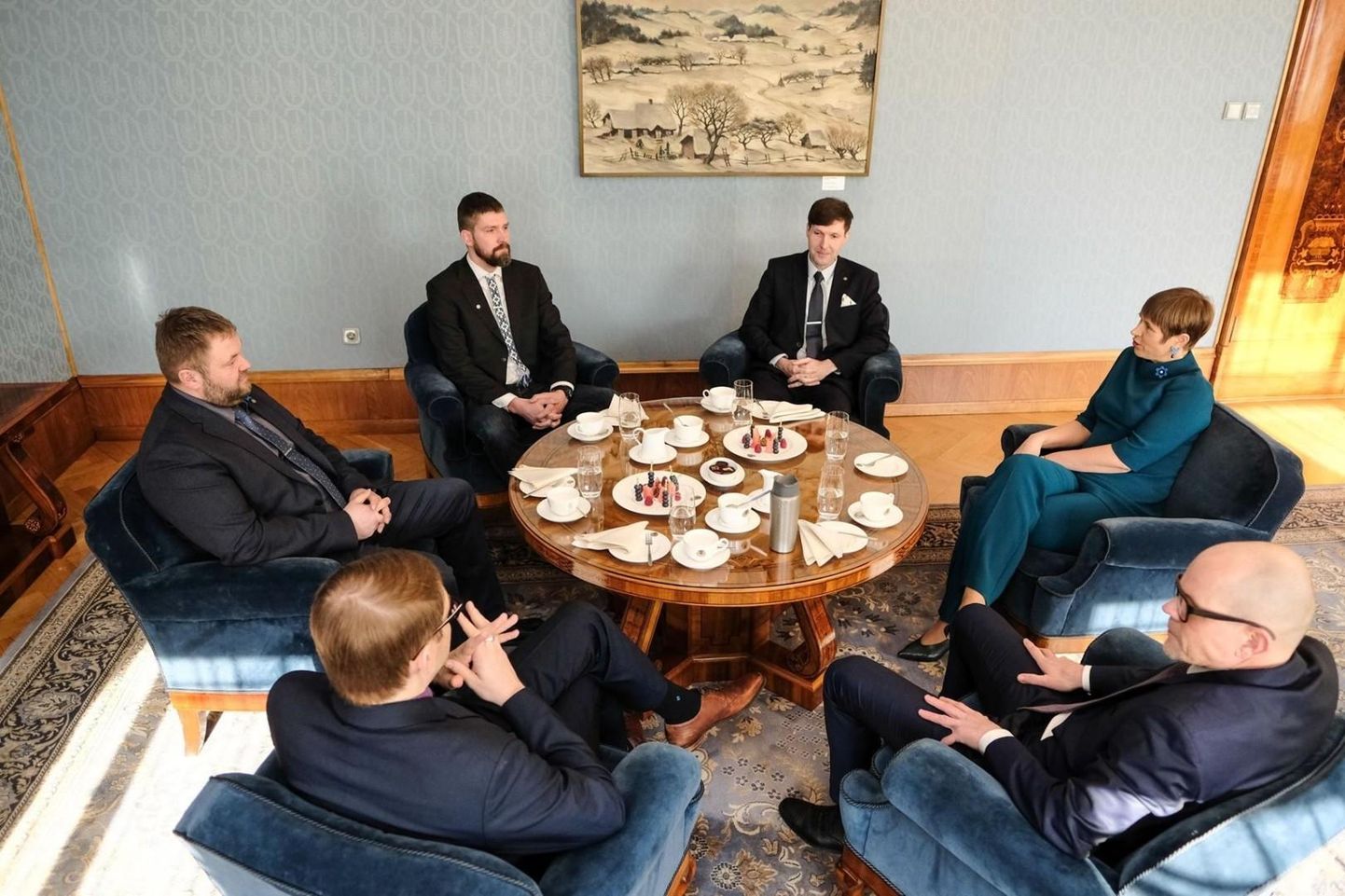 President Kersti Kaljulaid kohtus reedel kõigi riigikogu fraktsioonide juhtidega, sealhulgas EKRE omadega. Räägitakse, et mõne ministrikandidaadi ametissesaamiseks ei pruugi Kadriorust allkirja tulla. 