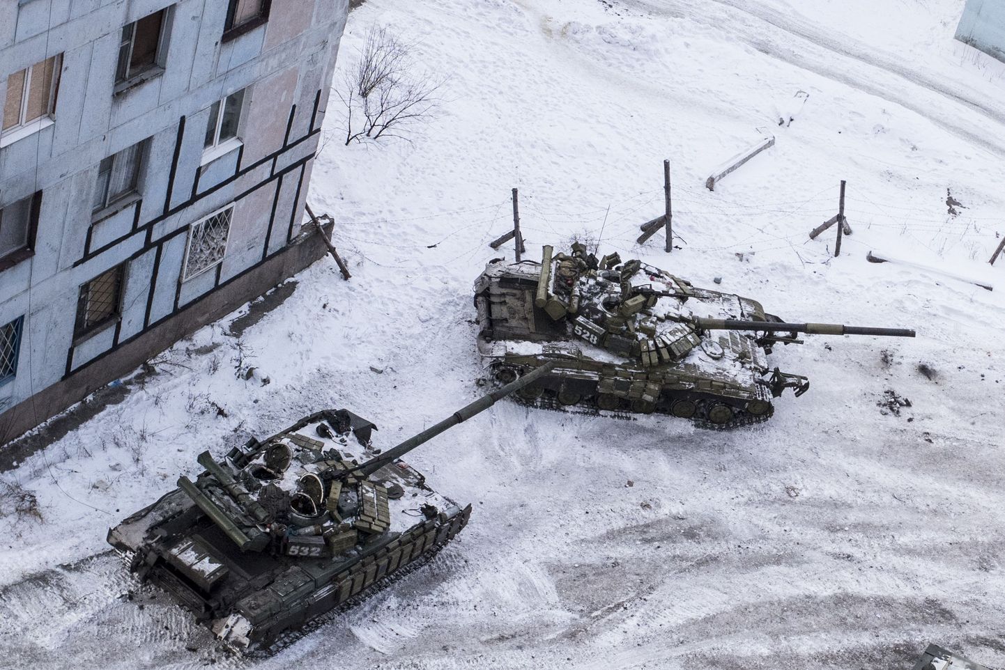 Ukraina sõjaväe tankid eile riigi idaosas Avdijivkas kortermaja ees.