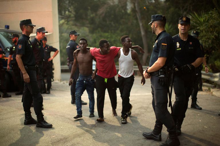 Hispaania politsei ja Ceuta enklaavi jõudnud migrandid
