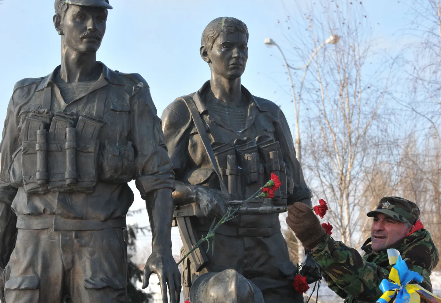Возложение цветов к памятнику погибшим в Афганистане в Киеве.