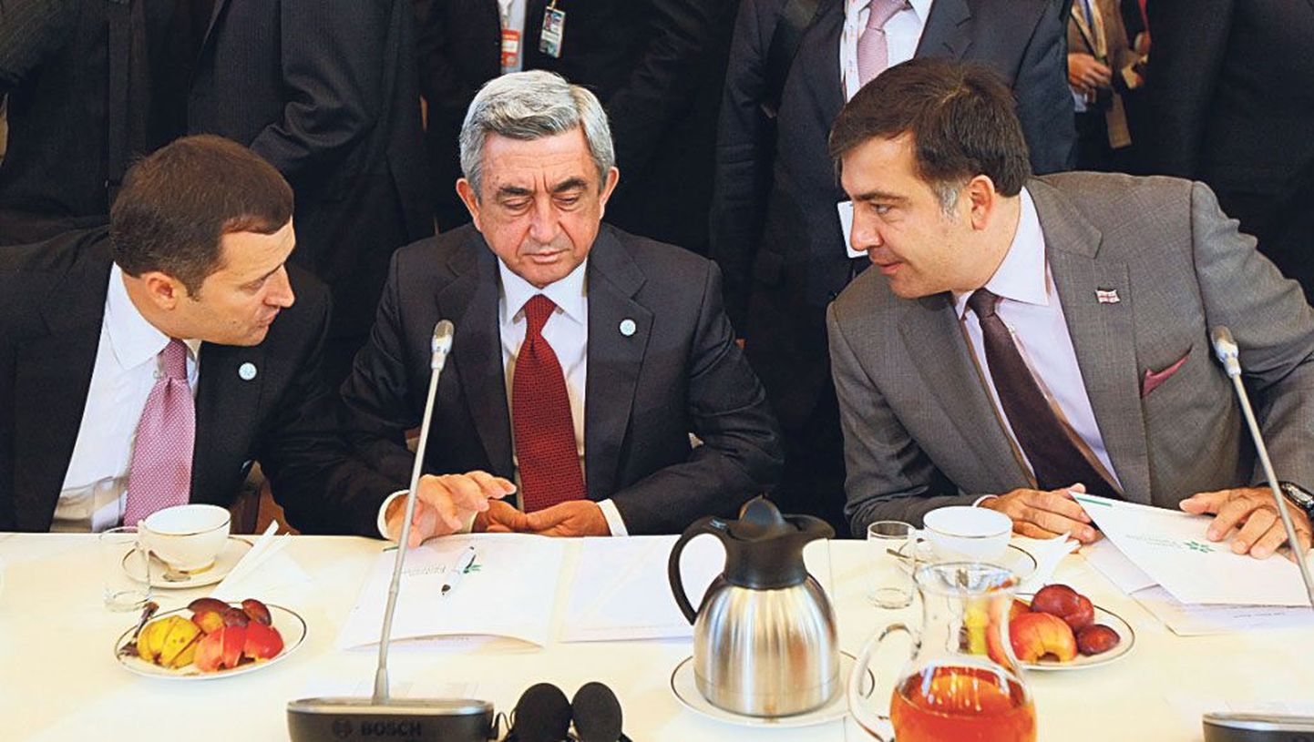 Euroopa struktuuridesse pürgivate (vasakult) Moldova peaminister Vlad Filat, Armeenia president Serž Sargsjan ja Georgia riigipea Mihhail Saakašvili idapartnerluse Varssavi tippkohtumisel vestlushoos.