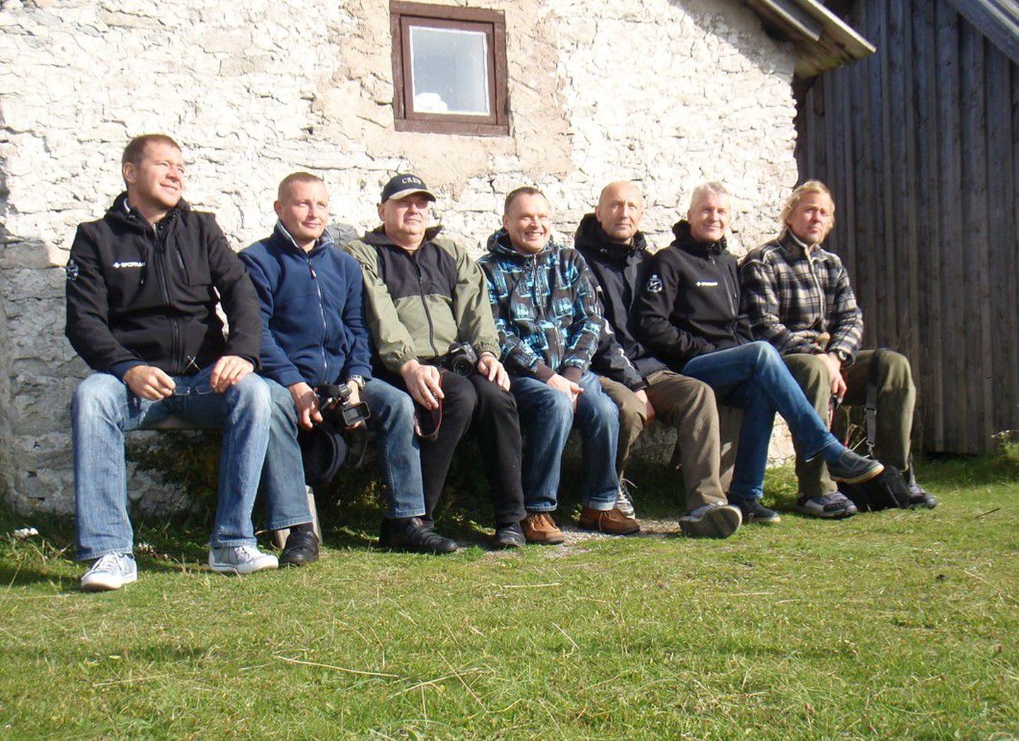 Mehed nagu muiste: vasakult Marko Matvere, Veiko Taluste, Aivar Riisalu, Mait Unt, Ervin Narits, Toonart Rääsk ja Jaan Tätte Fårö saarel.