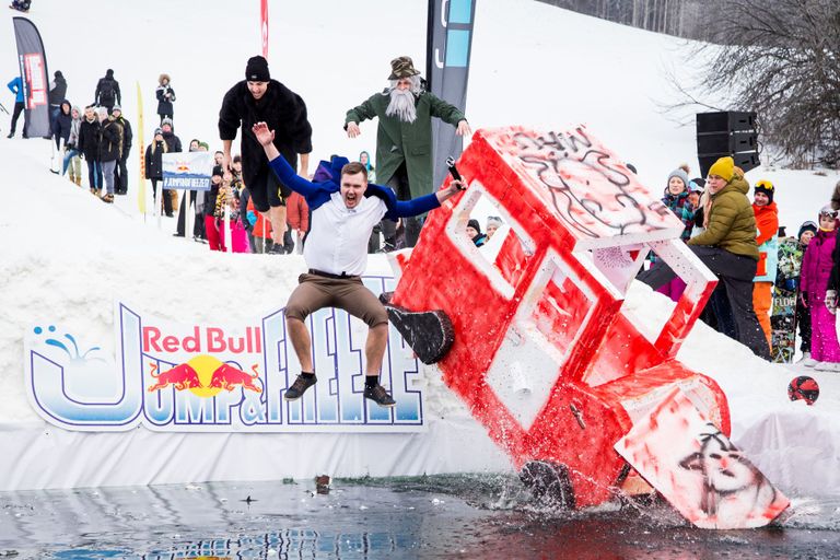 Ise tehtud lennumasinate võistlus Red Bull Jump & Freeze Kuutsemäel