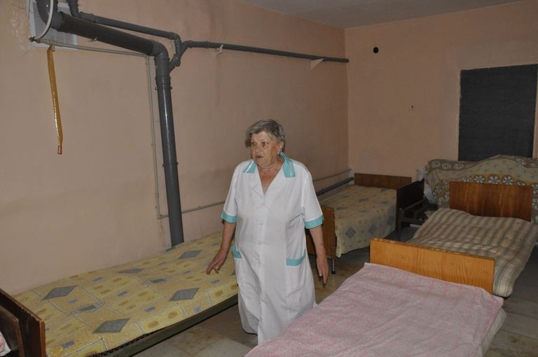 Rängemate pommitamise ajal evakueeriti kõik haiged ja arstid Pervomaiski haiglas keldrisse. Valentina Duhina näitab, millistes tingimustes keldrites raviti. Isegi sünnitusi võeti vastu ning tehti «keisrit», meenutab ta.