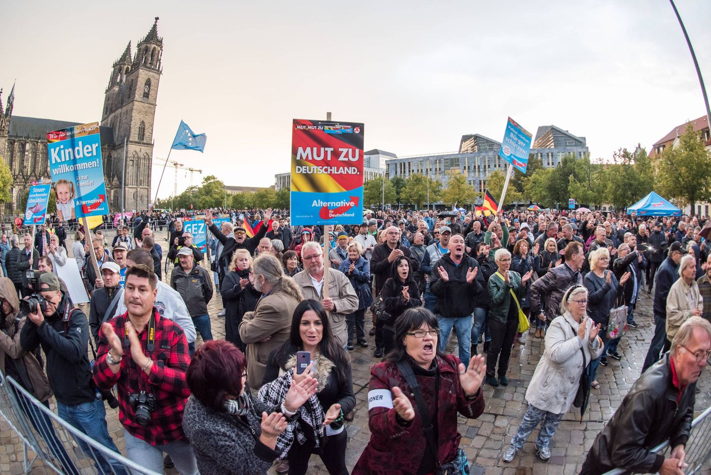 Parempopulistliku AfD toetajate kogunemine Magdeburgis.
