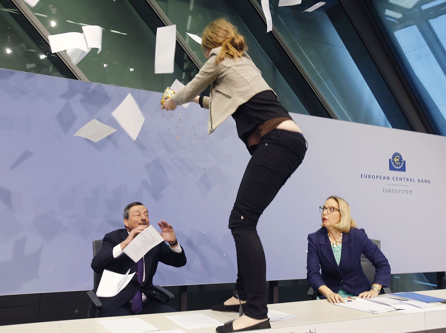 Aprillis pärast Euroopa Keskpanga nõukogu koosolekut toimunud pressikonverents katkes korraks pärast president Mario Draghi avasõnu, sest tema ees olevale lauale hüppas protestija.