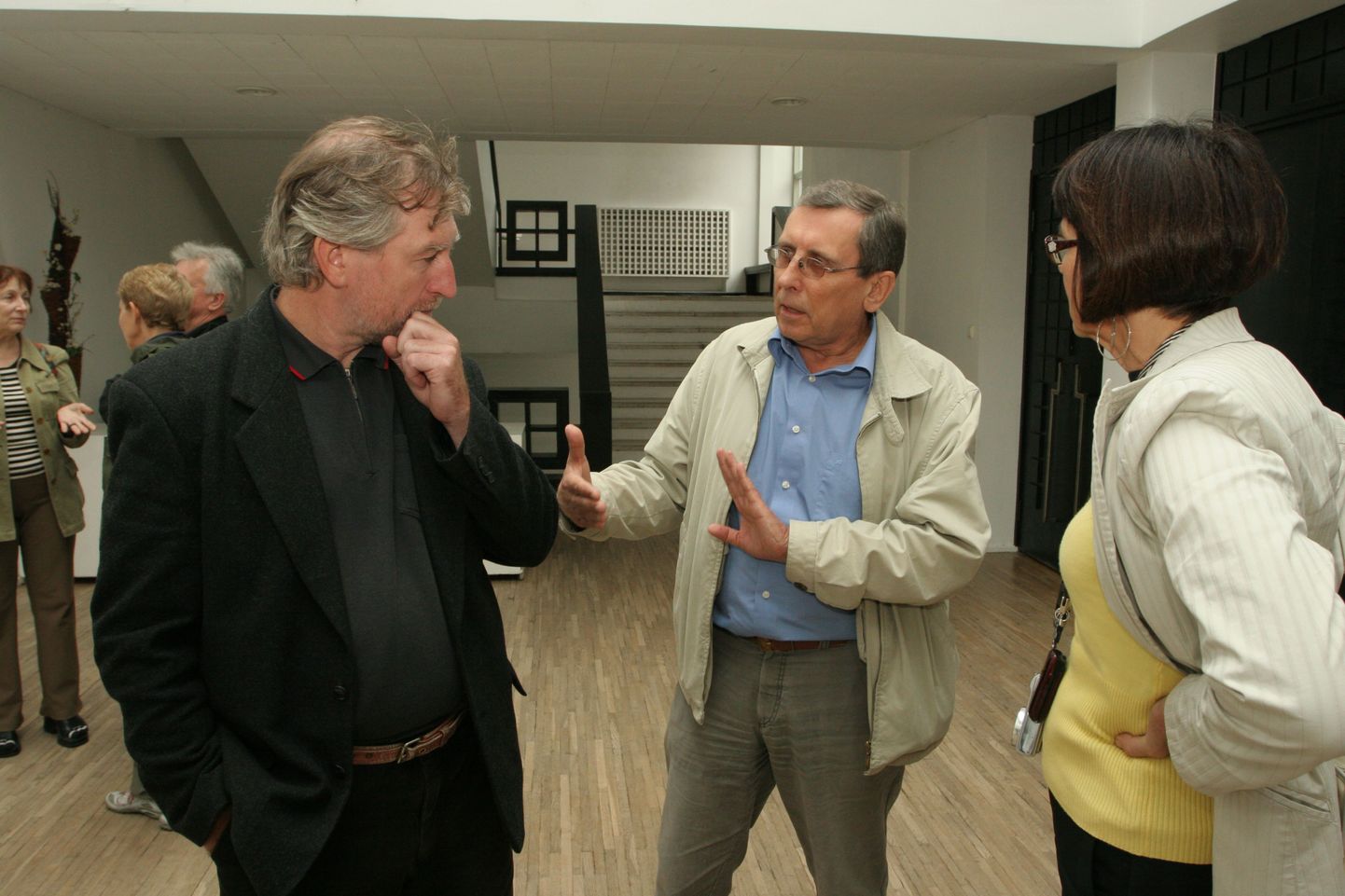 Arhitektid peavad aru kultuurikeskuse projekteerija Hans Kõlliga (keskel), kuidas maja nüüdisaegsemaks muuta.