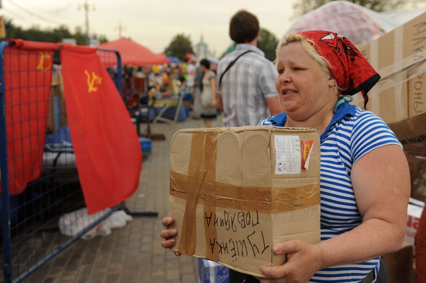 Vabatahtlikud eelmisel nädalal Krõmski linnas inimeste annetatud esmatarbekaupu laiali pakkimas.