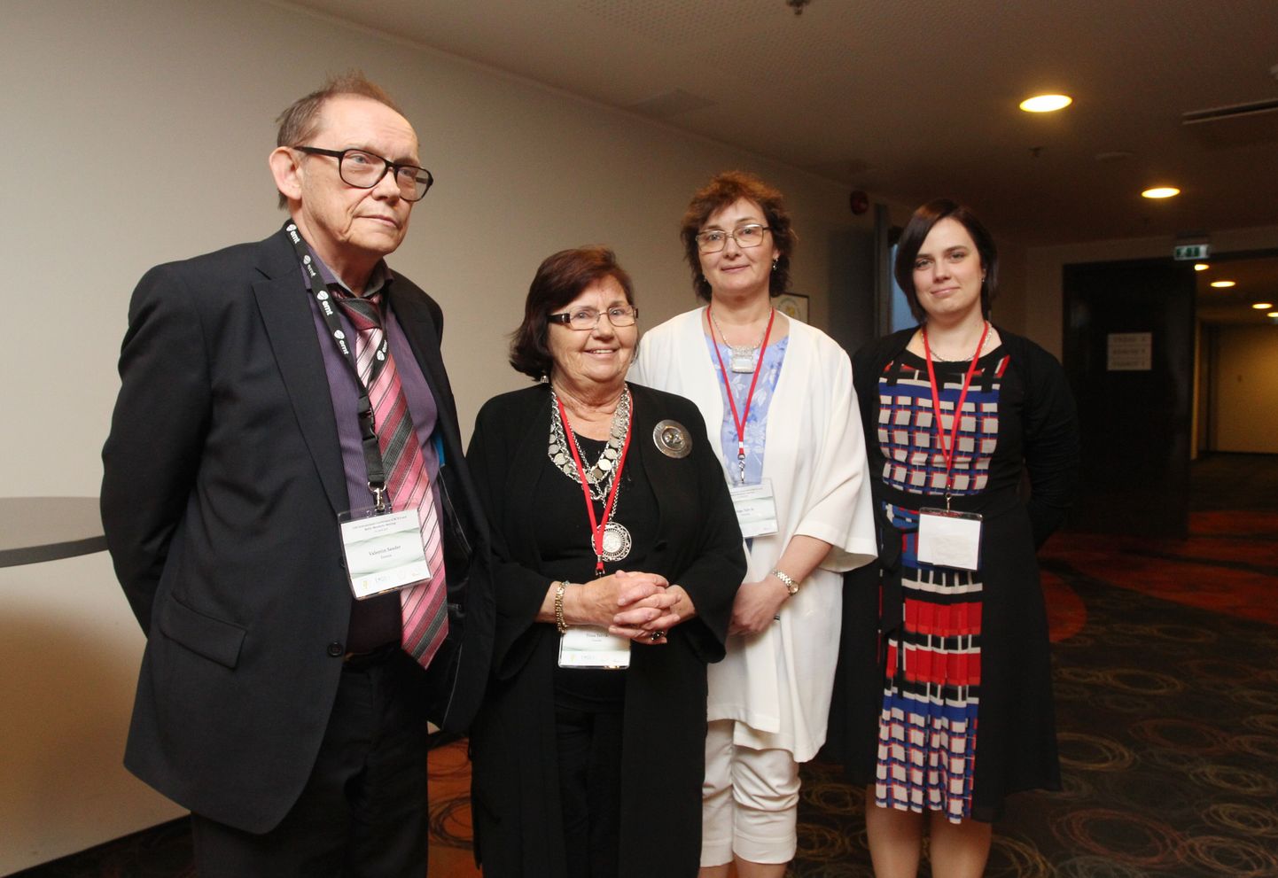 Lasteneuroloogid Valentin Sander, Tiina Talvik, Inga Talvik ja Klari Noormets täna pärast konverentsi avamist Dorpati keskuses.