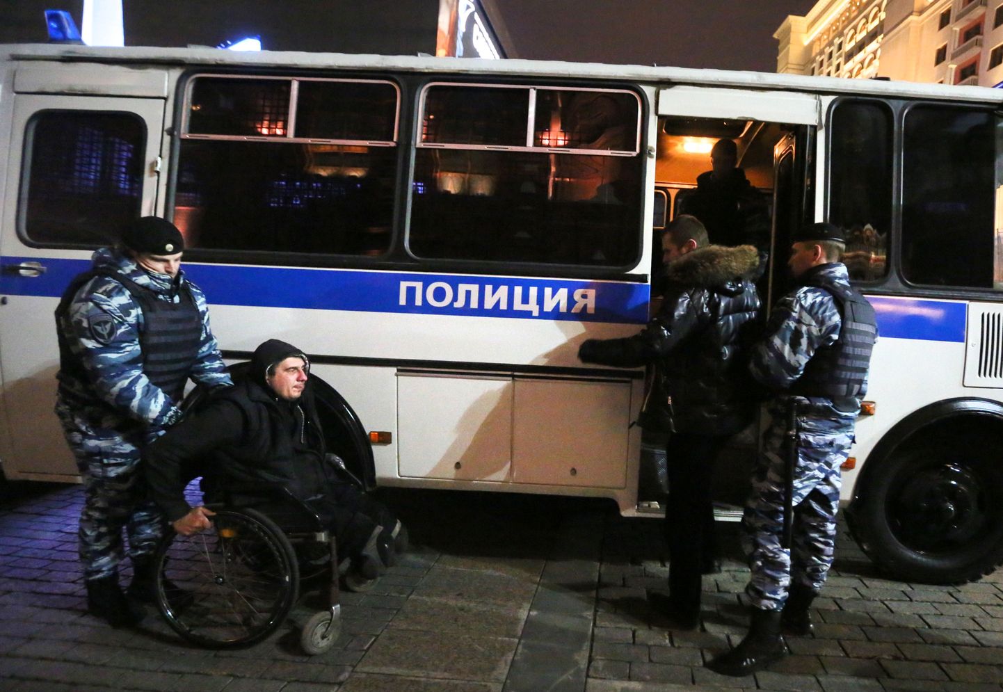 Sel esmaspäeval toimus Moksvas Maneeži väljakul Bolotnaja juhtumi kohtualuste toetuseks meeleavaldus. Pildil kinnipeetud protestijad, keda toimetatakse politseibussi.