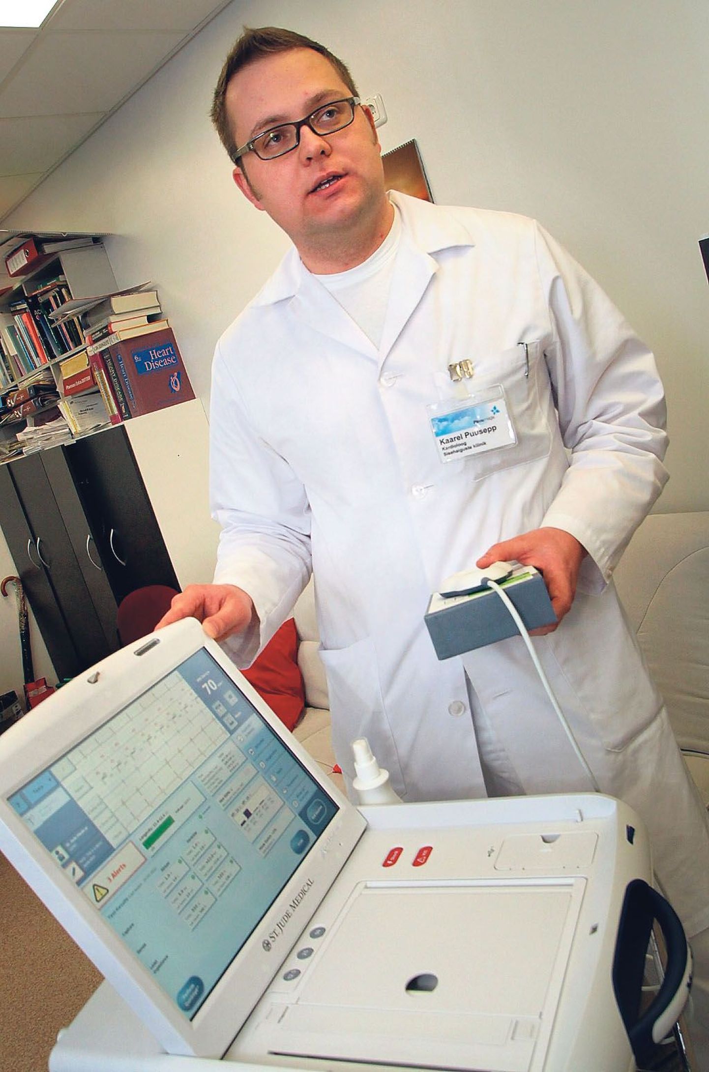 Pärnu haigla kardioloog Kaarel Puusepp mõõdab selle aparaadiga patsientidele pandud tehisrütmuri näitajaid. Südamestimulaatoriga inimesed peavad kontrollis käima poolteise aasta tagant.