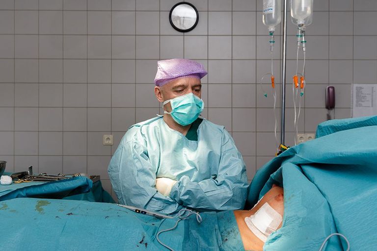 Ilukirurg. Plastilise kirurgiakliiniku omanik ning kirurg Jüri Kullamaa ja klient peale operatsiooni.
