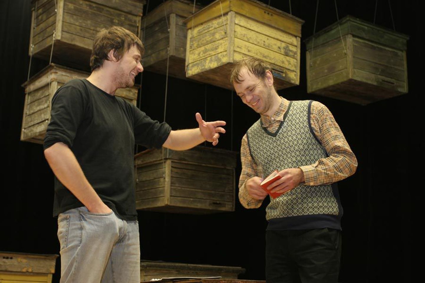 «Mee hinna» lavakujunduseks annetas teatrile oma mesitarud üks vana mesinik. Nende vahel arutlevad eluliste küsimuste üle Tanel Ingi (vasakul) ja Meelis Rämmeld.