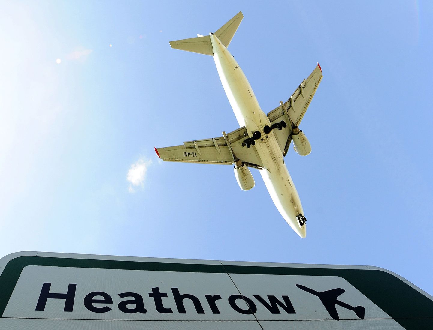 Lennuk hakkab maanduma Londoni Heathrow lennuväljale.