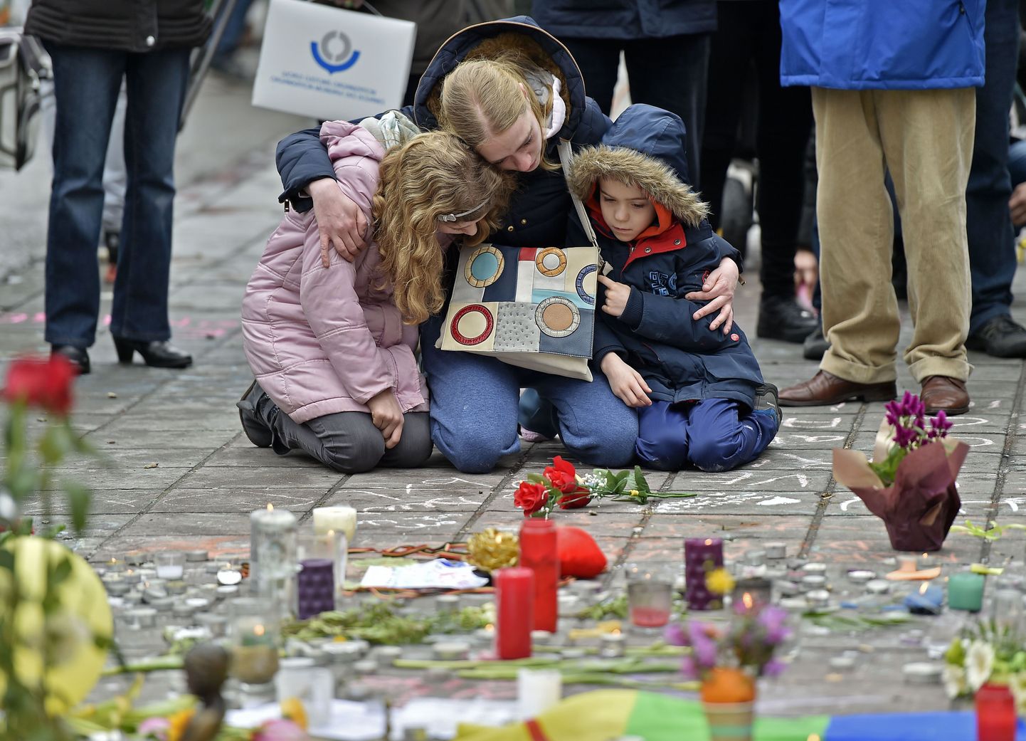 Naine lastega mälestamas Brüsseli rünnakute ohvreid.