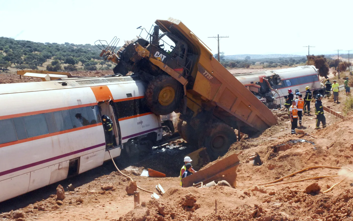 Последствия столкновения поезда с грузовиком в Испании.