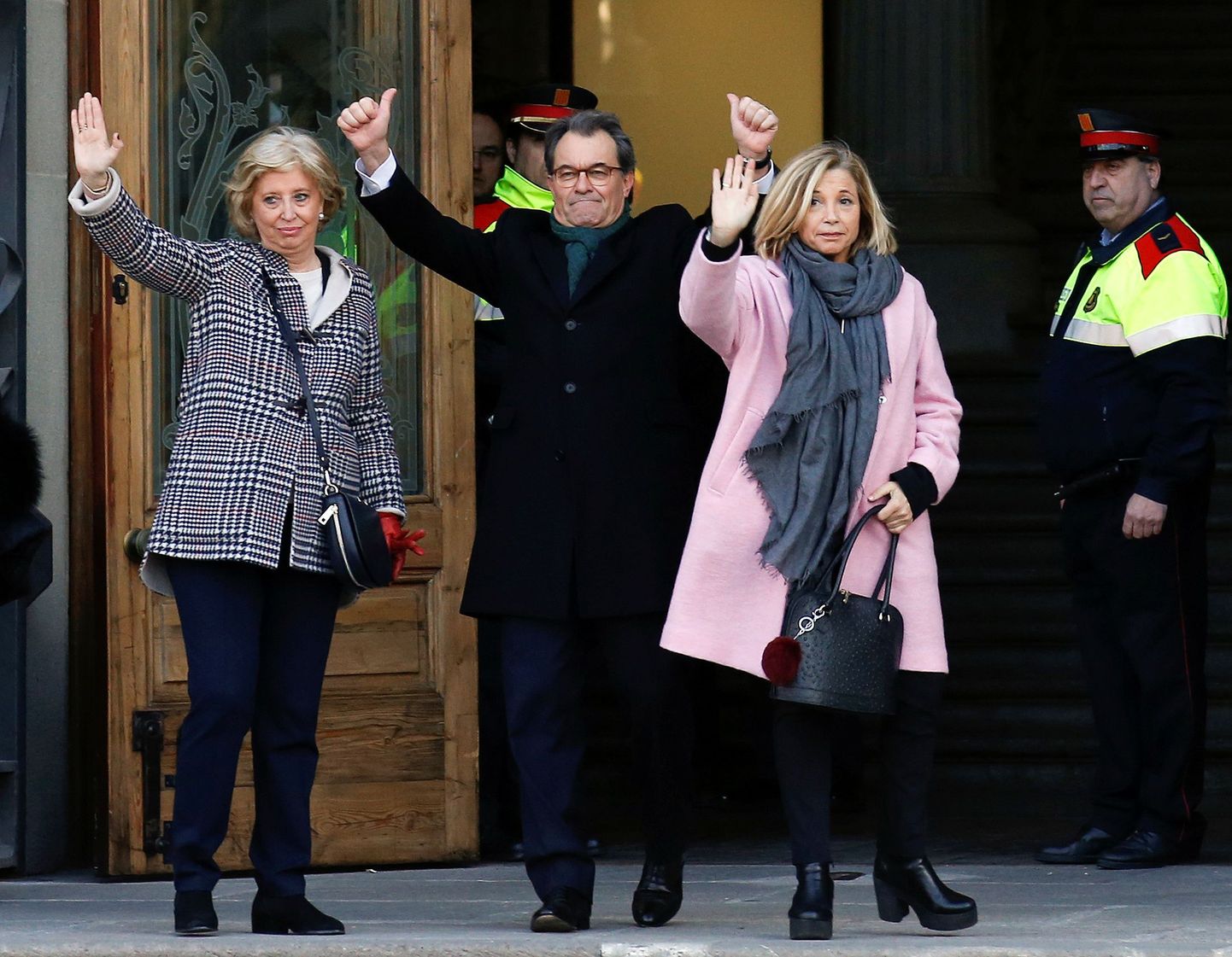Kataloonia endine president Artur Mas (keskel) ning tema valitsuse endised liikmed Irene Rigau (vasakul) ja Joana Ortega eile kohtuhoone ees.