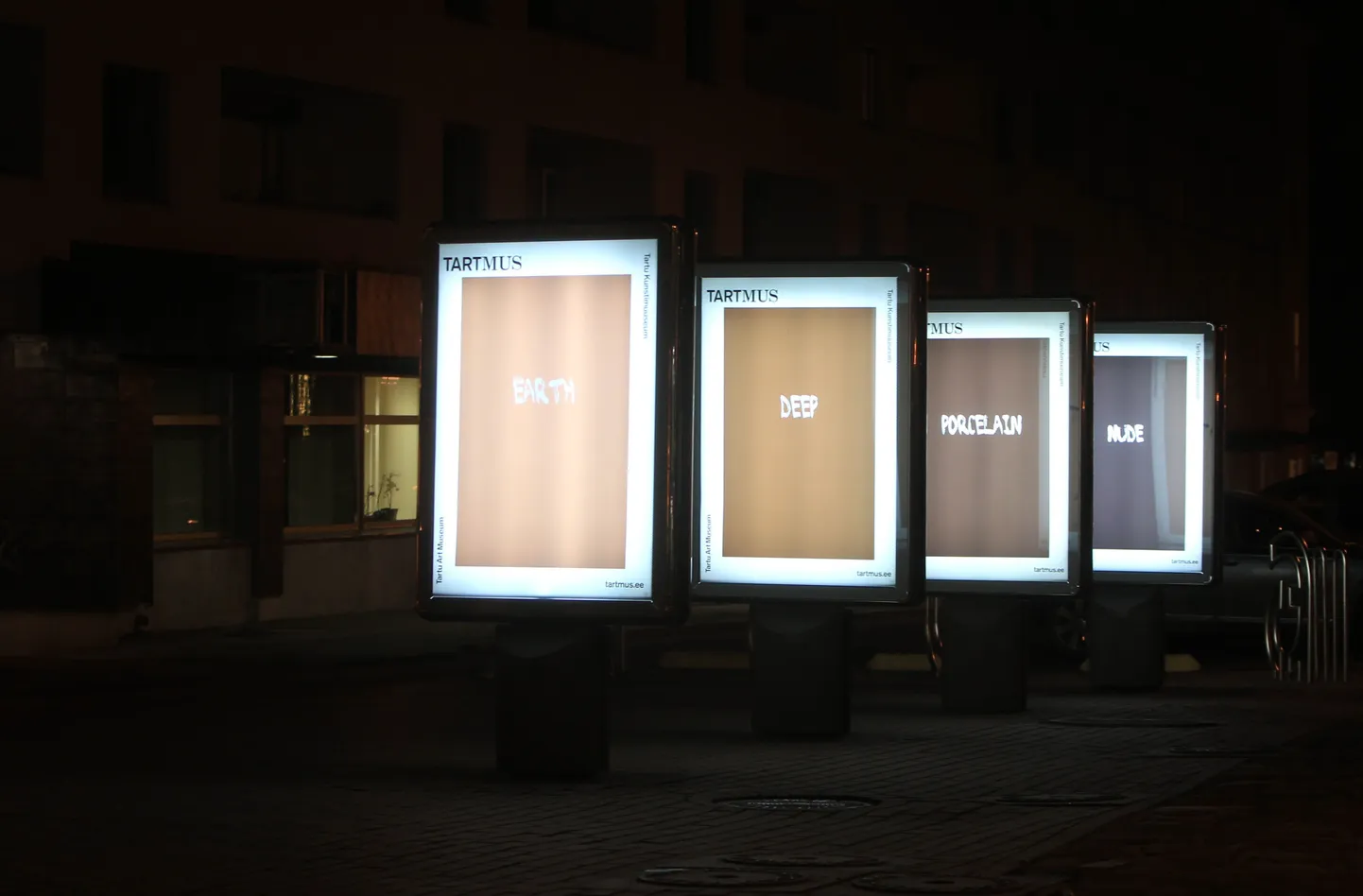 Valgustatud stendid Tartu kesklinnas on 1. veebruarini Tartu kunstimuuseumi kasutuses.