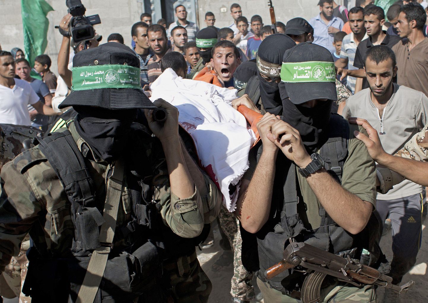 Hamasi võitlejad palestiinlase matustel
