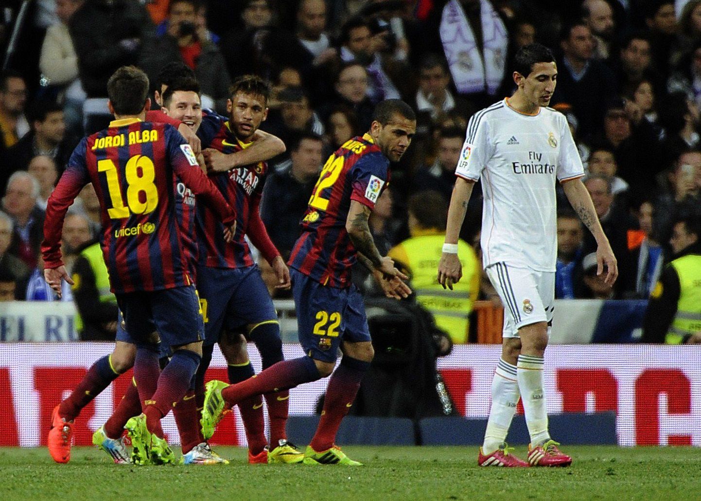 FC Barcelona mängijad (vasakul) alistas võõrsil igipõlise rivaali.