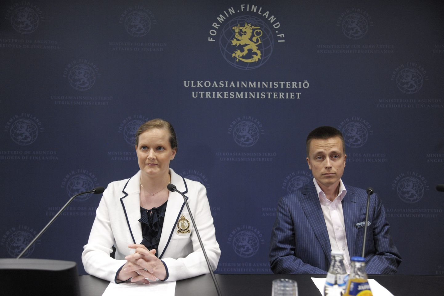 Soome abielupaar Leile (vasakul) ja Atte Kaleva tänasel pressikonverentsil Helsingis.
