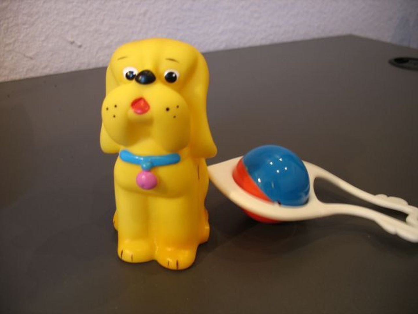 Tervisekaitse poolt müügilt kõrvaldatud tervisele ohtlikud mänguasjad. Pildil ftalaati sisaldanud koer ja kõristi.