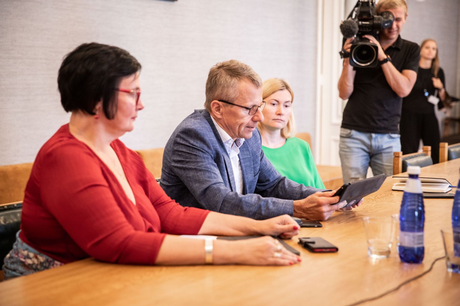 Kogunes riigikogu erikomisjon.