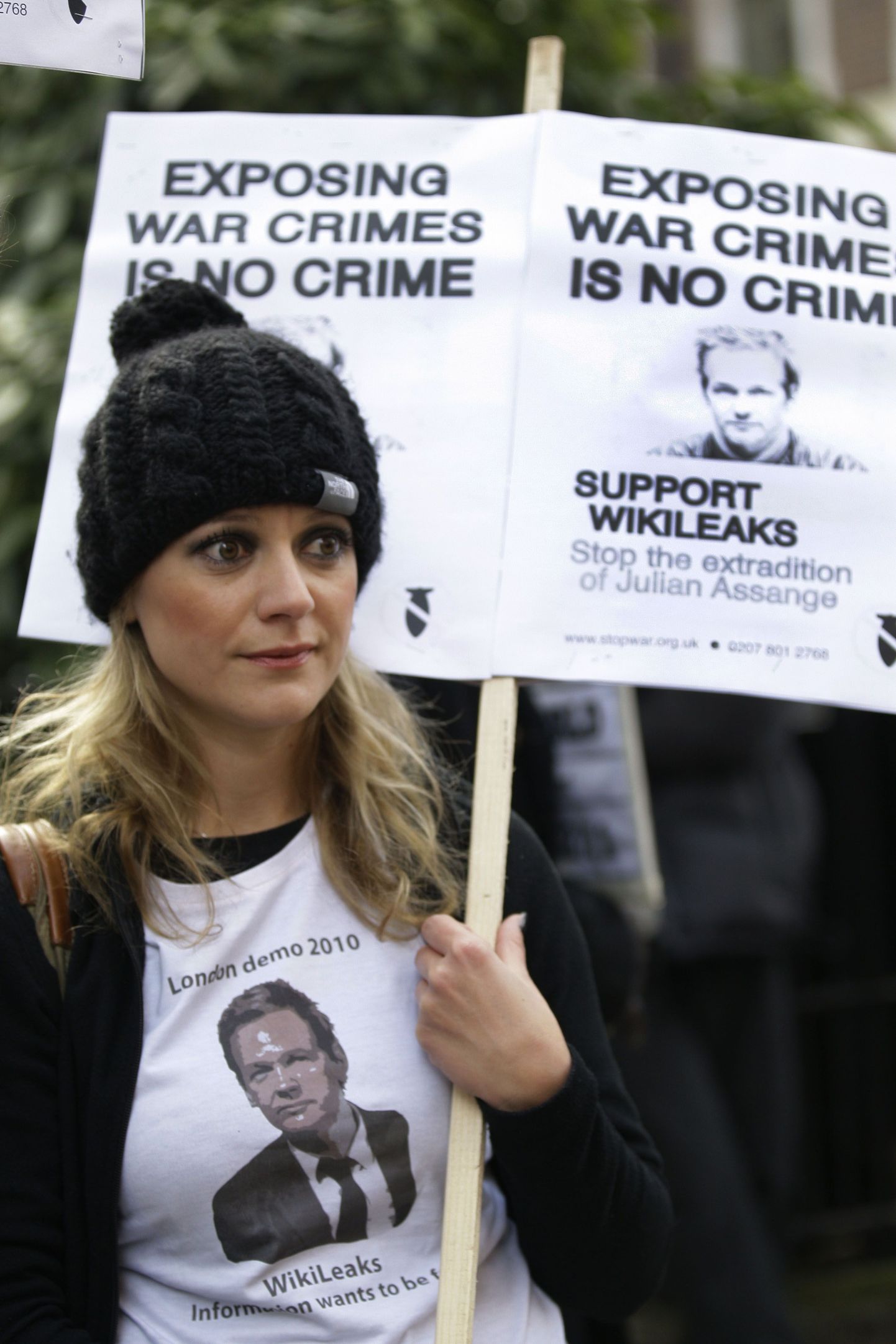 Wikileaksi asutaja Julian Assange'i toetaja.