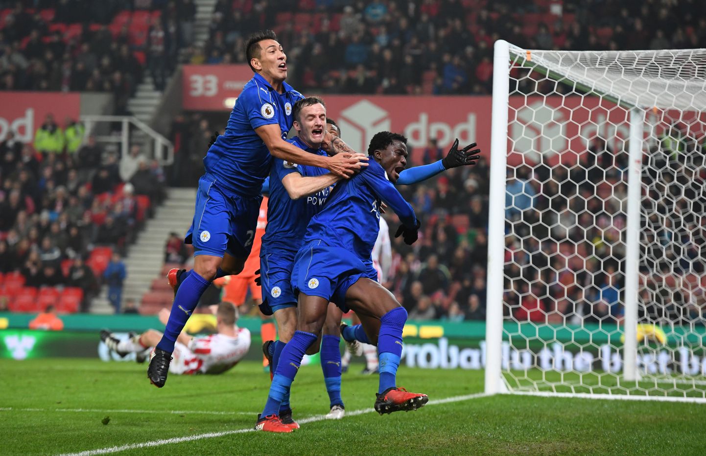 Leicester City mängijad väravat tähistamas.