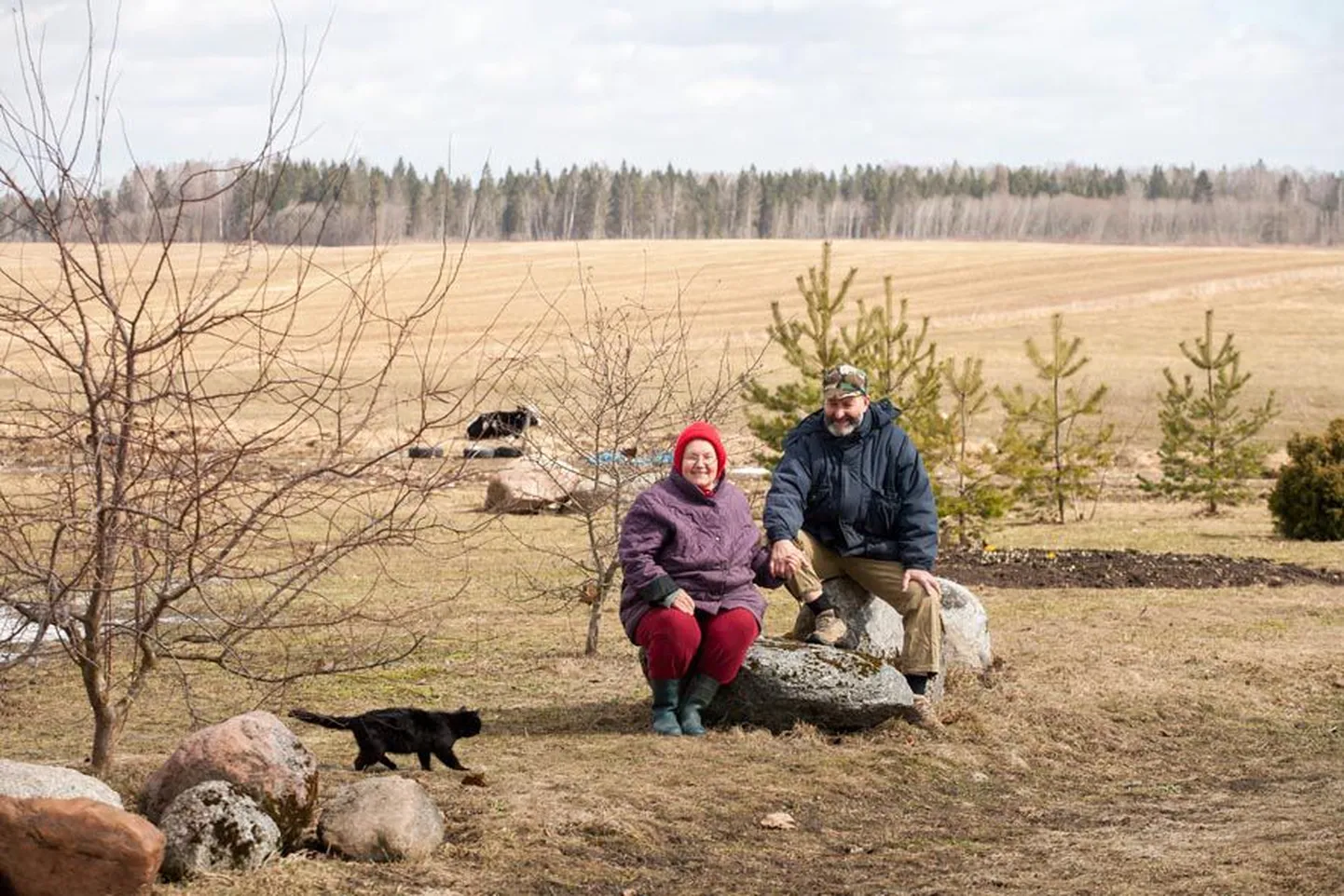 Rätsepa talu pererahvas Meeli ja Raivo Seepter kutsusid ka kevadel  linnainimesi maale peenraid tegema ja istutama sinna mida soovitakse.