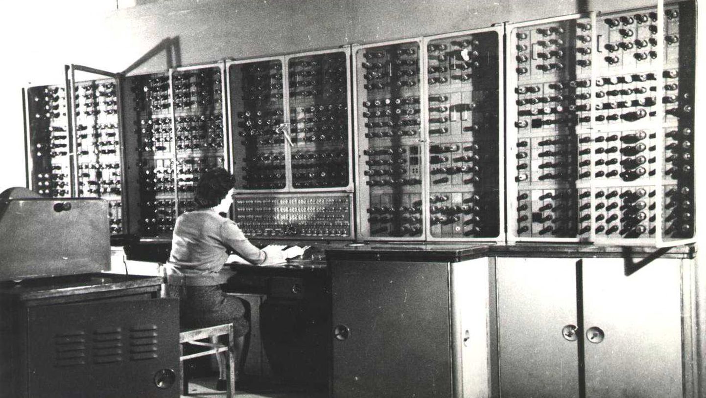 Esimeste Eestis tööle rakendatud elektronarvutite välimus oli muljetavaldav. Näiteks Ural oli ligikaudu viie meetri pikkune, kahe meetri kõrgune ning poole meetri laiune klaasustega raudkapp, mis mahutas endas umbkaudu 800 elektronlampi ja tarbis üüratult elektrit.