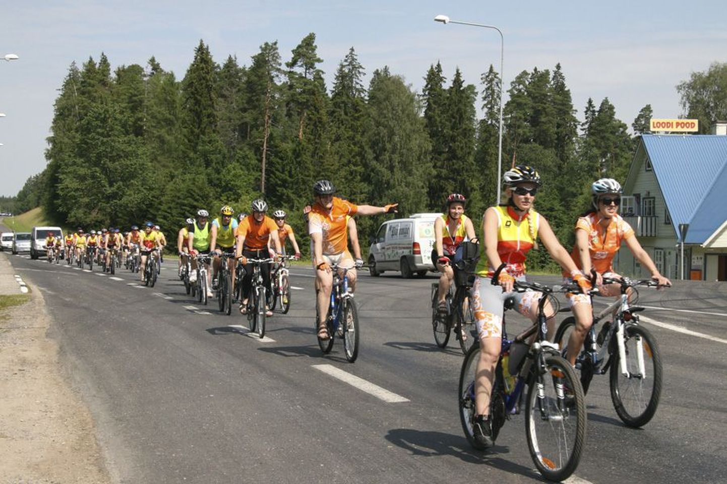 Reedel ja laupäeval võis Viljandimaa ja meie naabermaakondade teedel näha kahe kaupa sõitvate jalgratturite kolonni. See oli liiklusohutust propageeriv rattaretk «Tahan sõita ohutult».