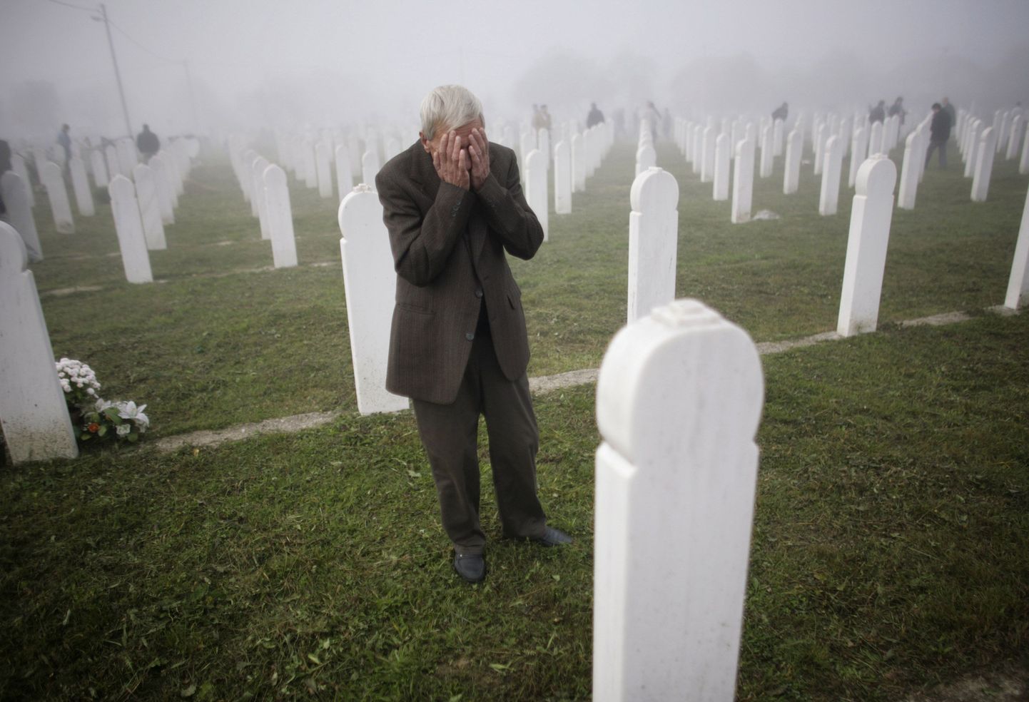 Sõjas hukatud Bosnia moslemite hauatähised.