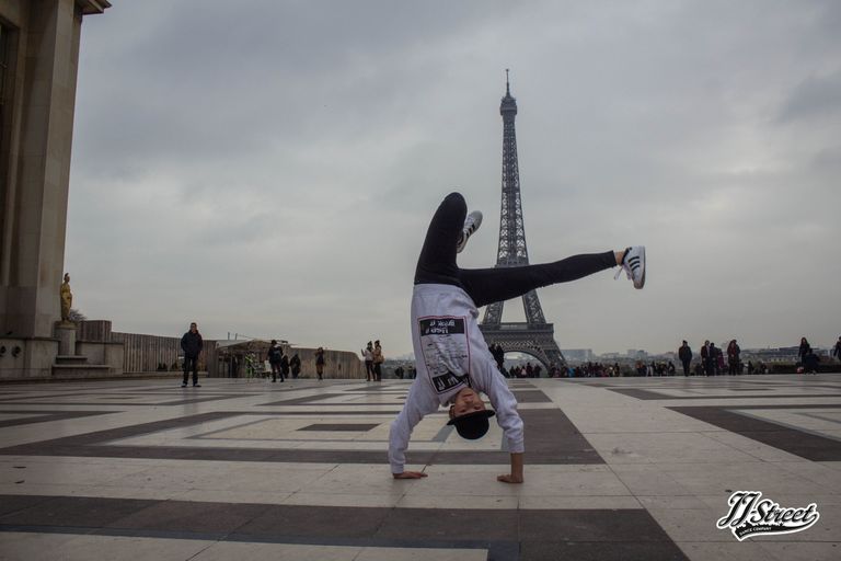 JJ-Street Lockers tantsutüdrukud näitasid oma taset Pariisi tantsuareenil