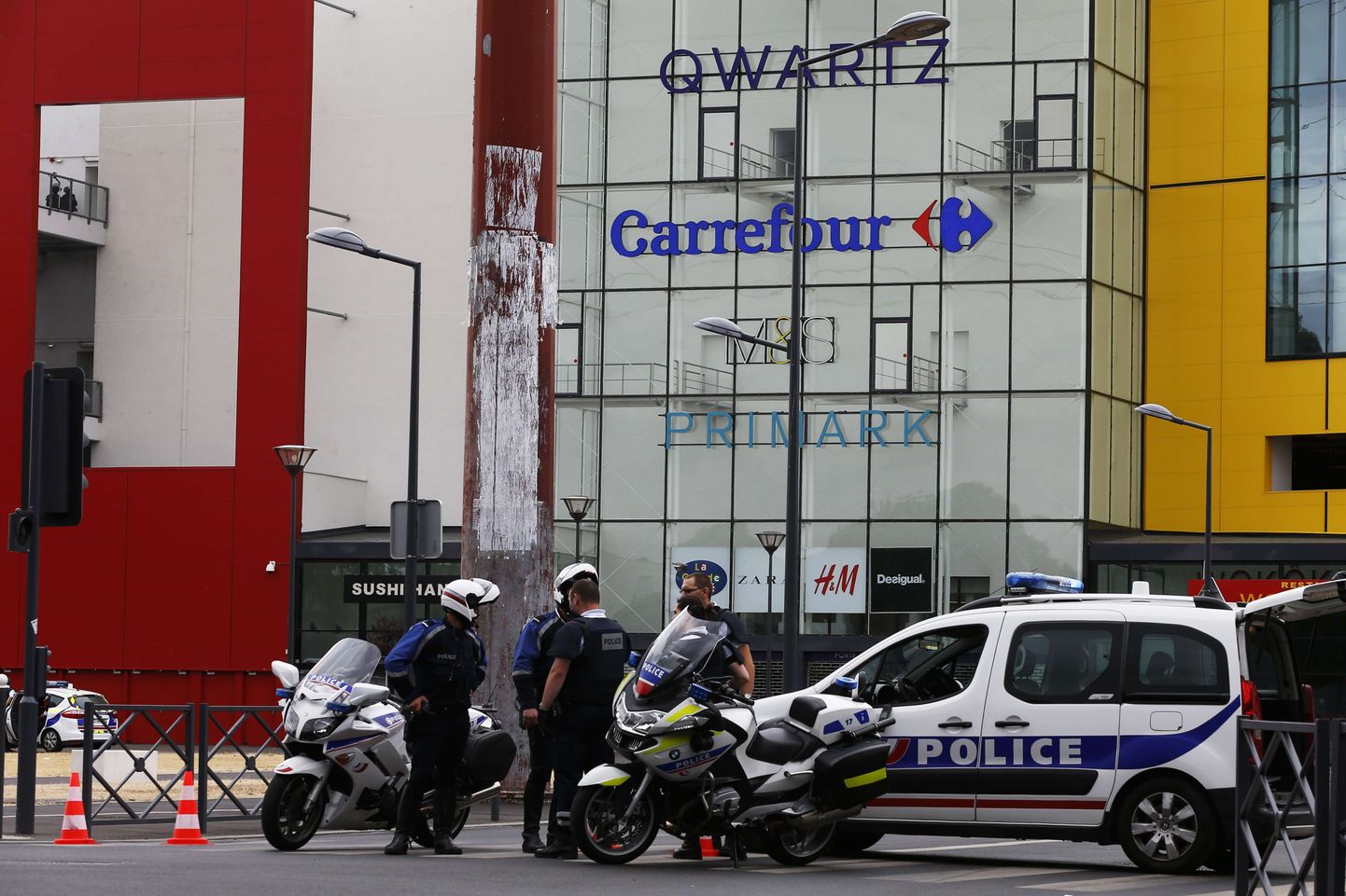Prantsuse politseinikud Qwartzi kaubanduskeskuse juures Villeneuve-La-Garenne´is.