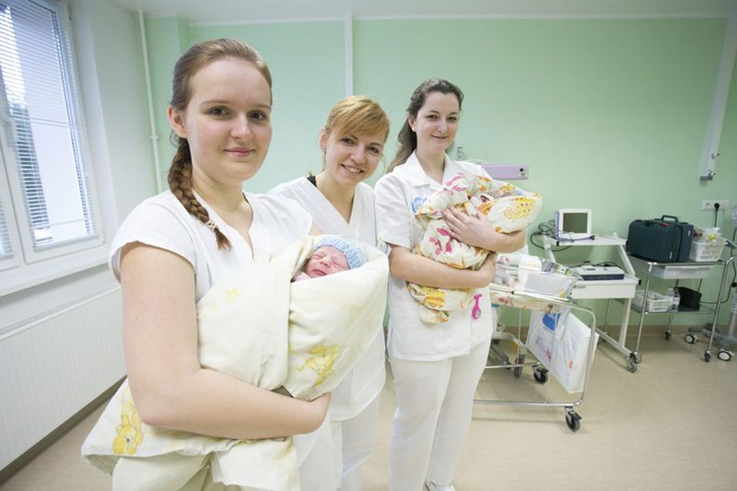 Rakvere haiglas praktikal viibinud Tšehhi ämmaemanduse eriala tudengid Markéta Poštulková (MP, vasakul), Tereza Pláteniková (TP) ja Dagmar Gibiecová (DG)