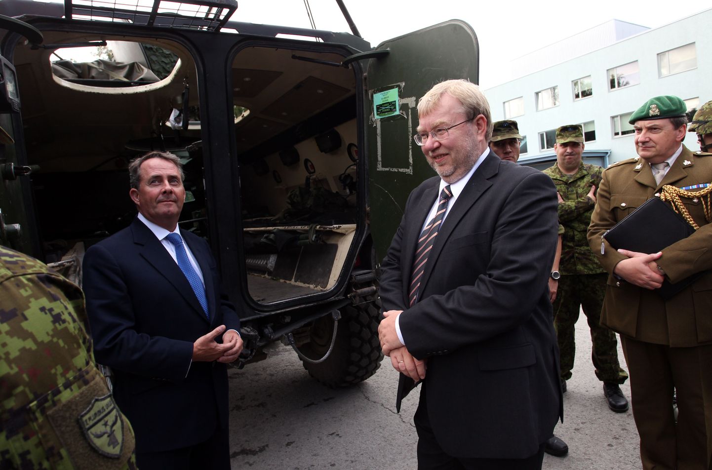Briti kaitseminister Liam Fox (vasakul) ja tema Eesti kolleeg Mart Laar 31. augustil Paldiskis Scoutspataljonis.