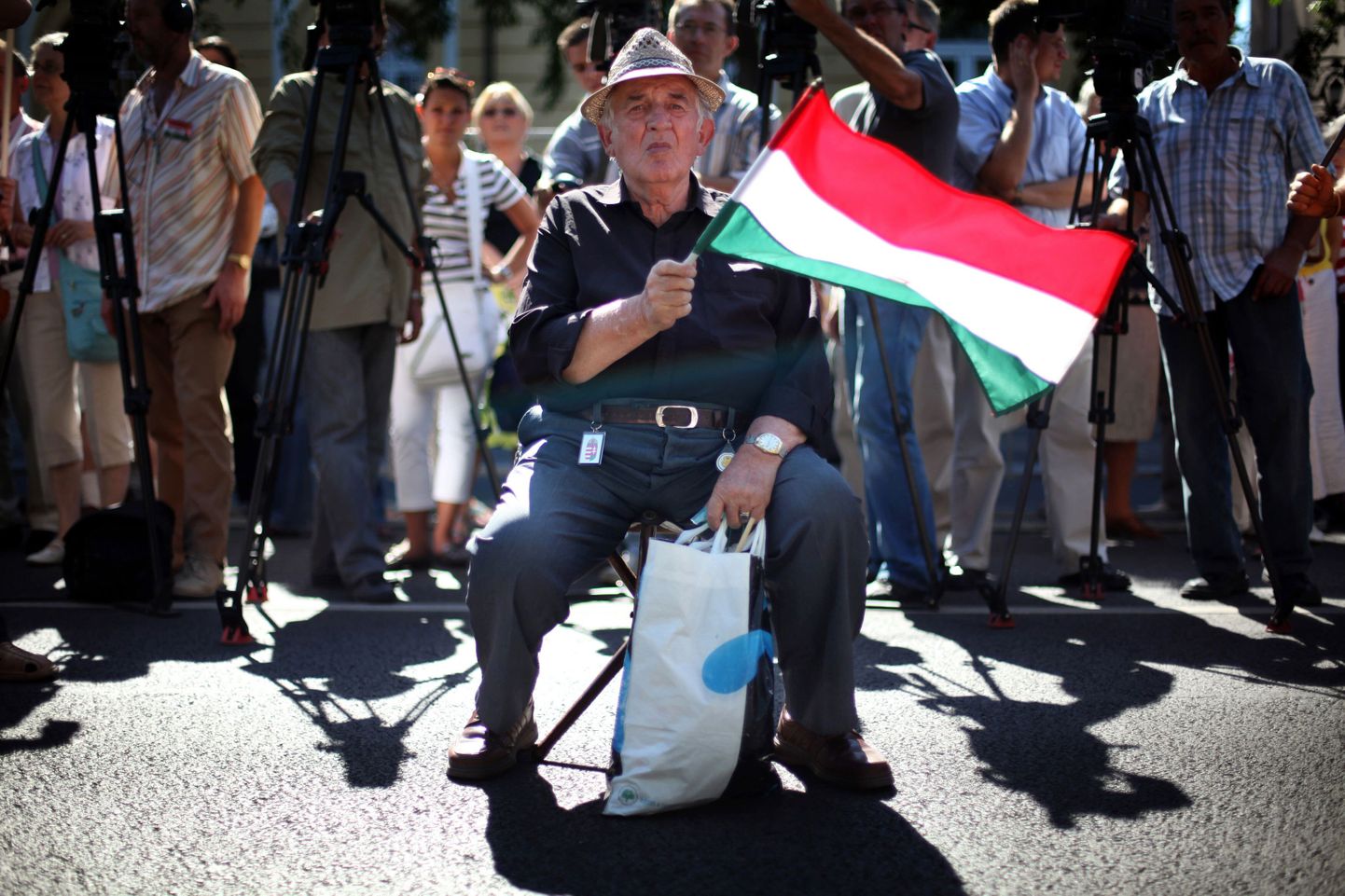 Мужчина в Будапеште держит венгерский флаг.