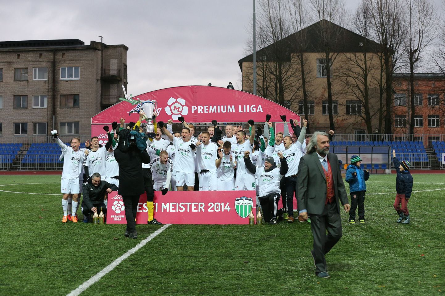 Футболисты "Левадии" отмечают победу в чемпионате Эстонии в 2014 году.