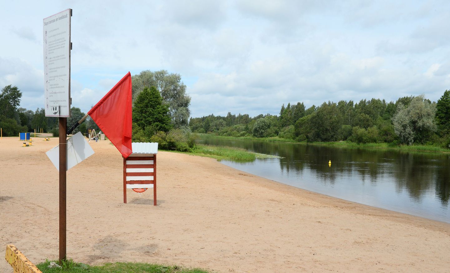 Eile lehvisid Tartu kolmes rannas punased lipud.