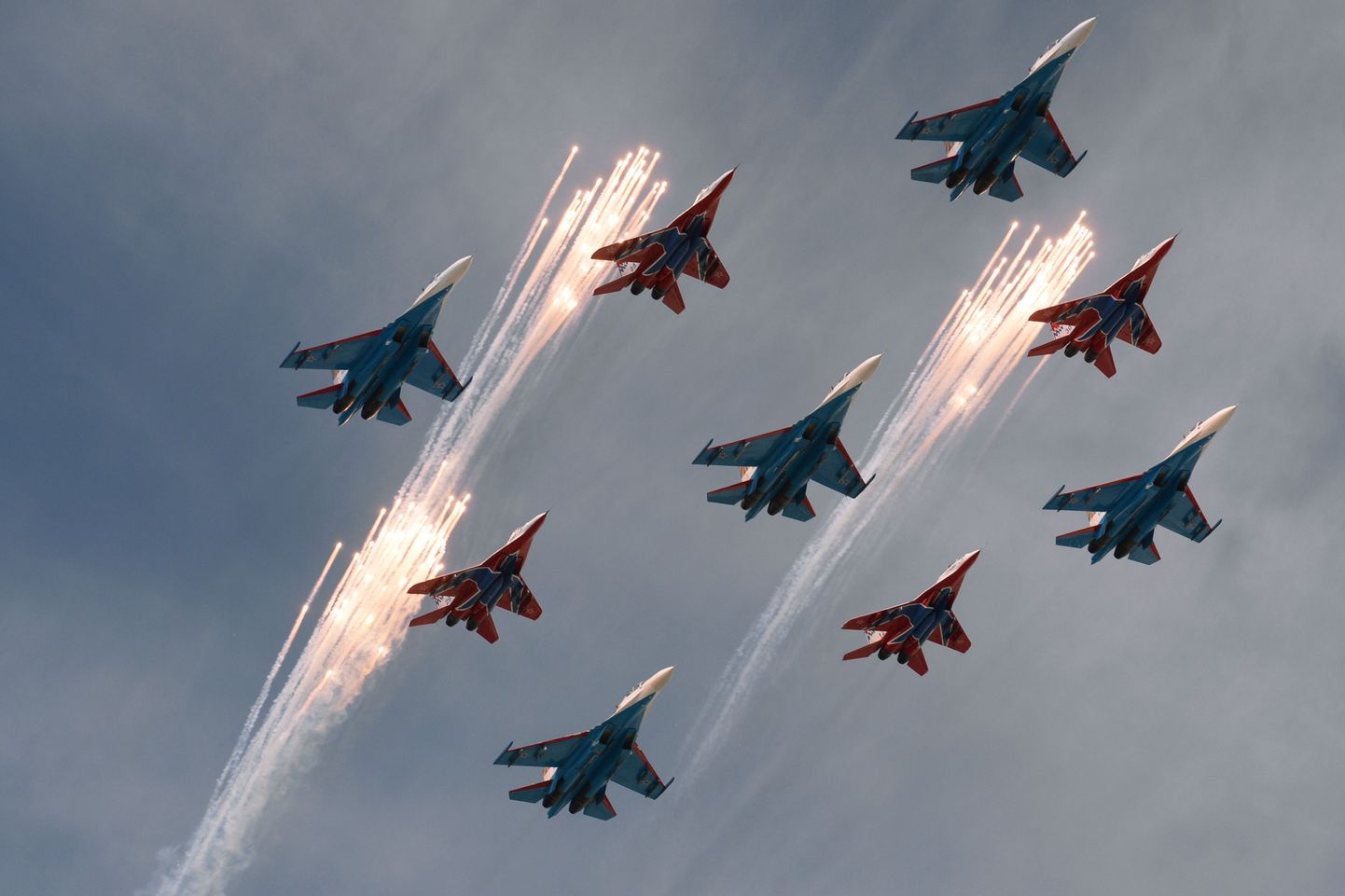 Vene lennukid võidupühal Punase väljaku kohal ülelendu sooritamas