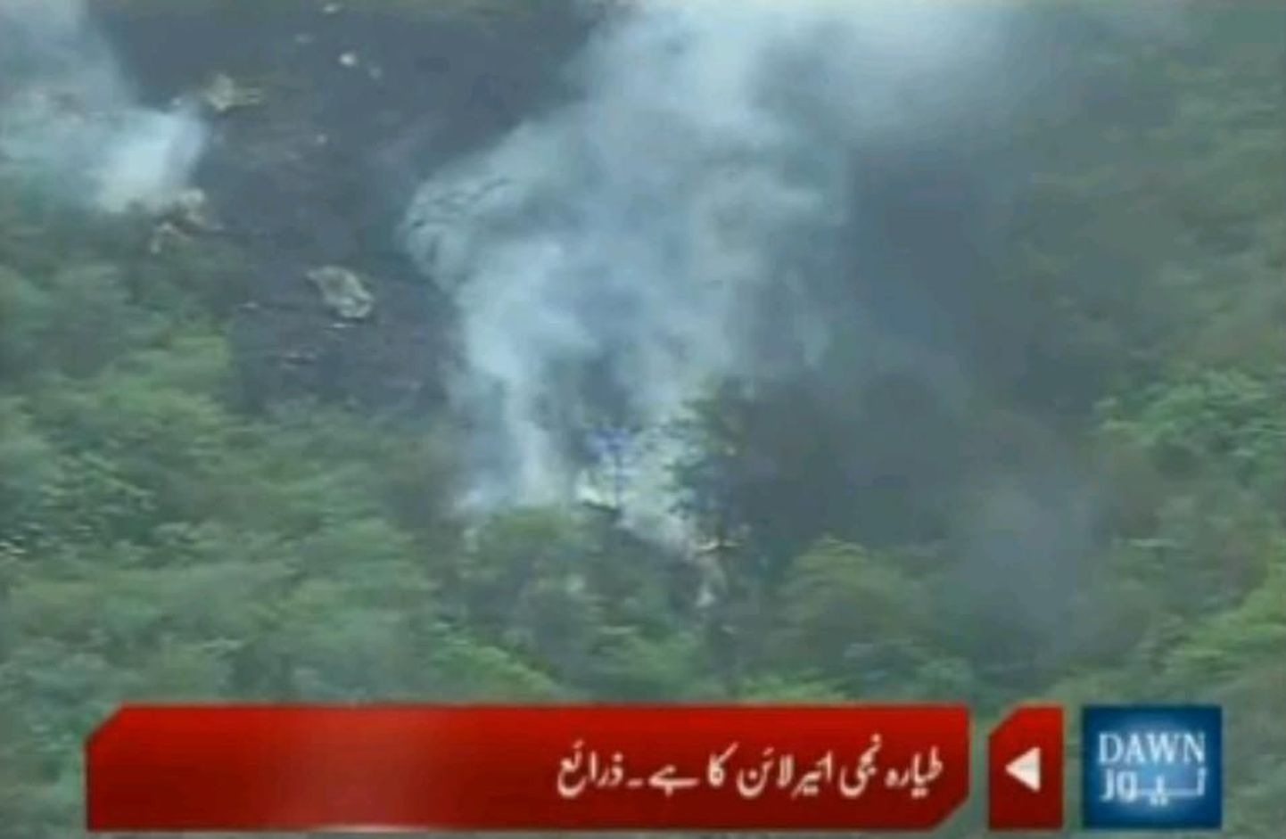 Кадр с места падения самолета в Пакистане.