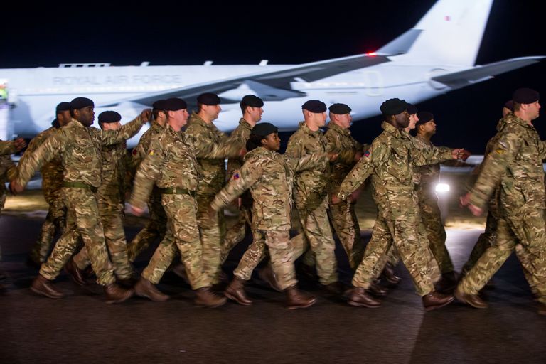 В пятницу вечером в Эмари прибыли 130 британских солдат. Фото: Ээро Вабамяги.