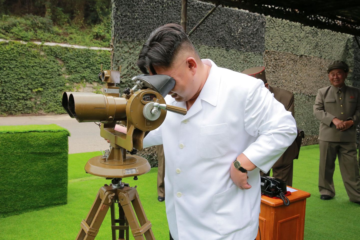 Põhja-Korea liider Kim Jong-un jälgimas raketikatsetusi